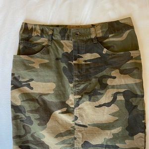 Camouflage mini skirt